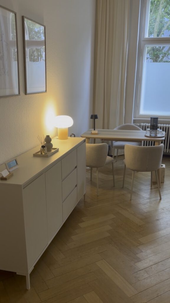 Sitzecke und Sideboard im Behandlungsraum