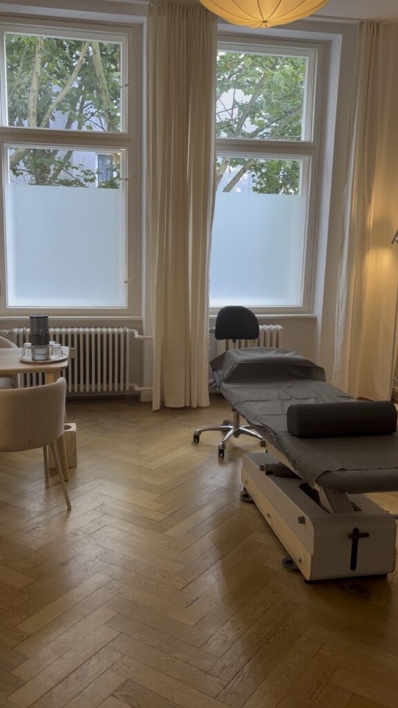 Behandlungsraum der Praxis in Berlin-Charlottenburg