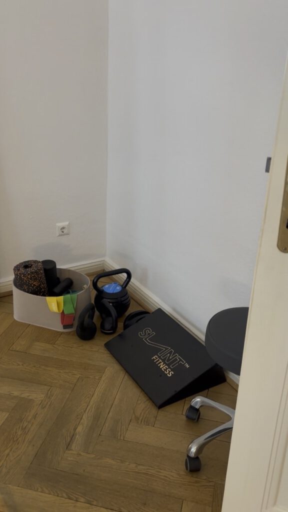 Trainingsecke mit Kettlebells und Matte