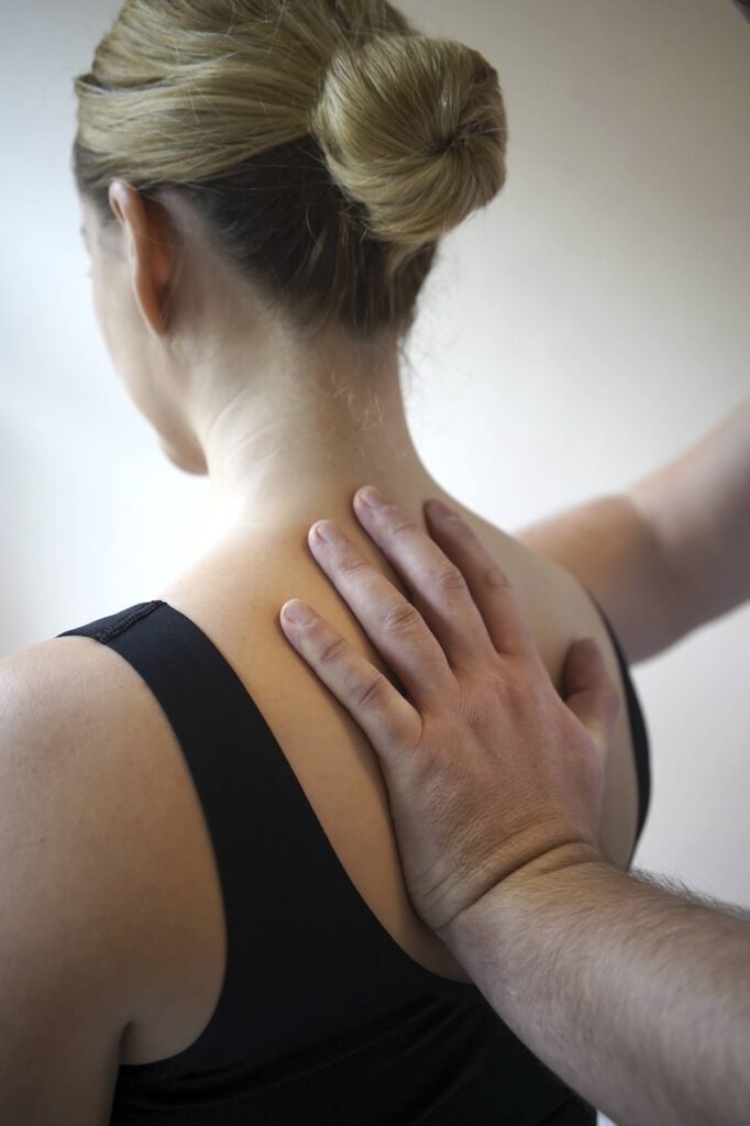 Osteopathische Behandlung am Übergang von Hals- und Brustwirbelsäule