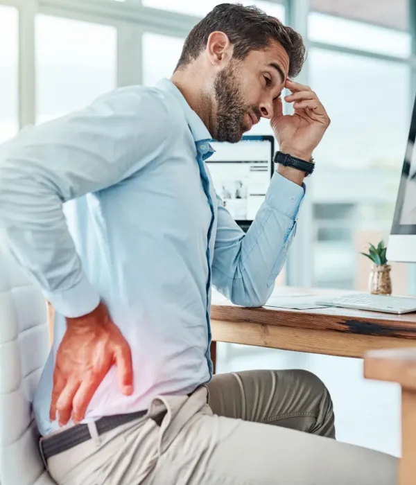 Patient fasst sich an den Rücken